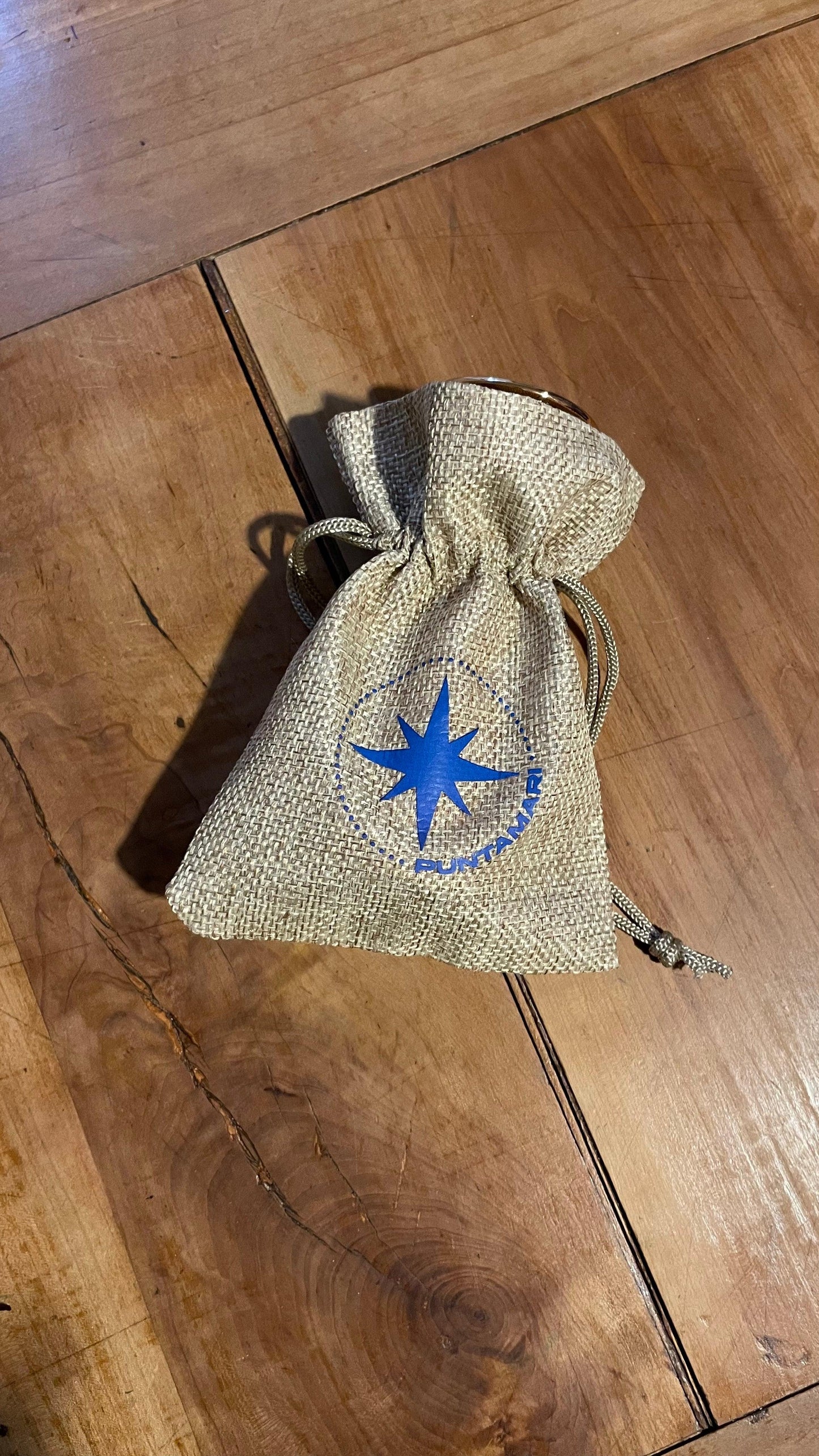 Dettaglio del sacchetto in fibra naturale eco-friendly di Puntamari, il gin pugliese attento alla sostenibilità.