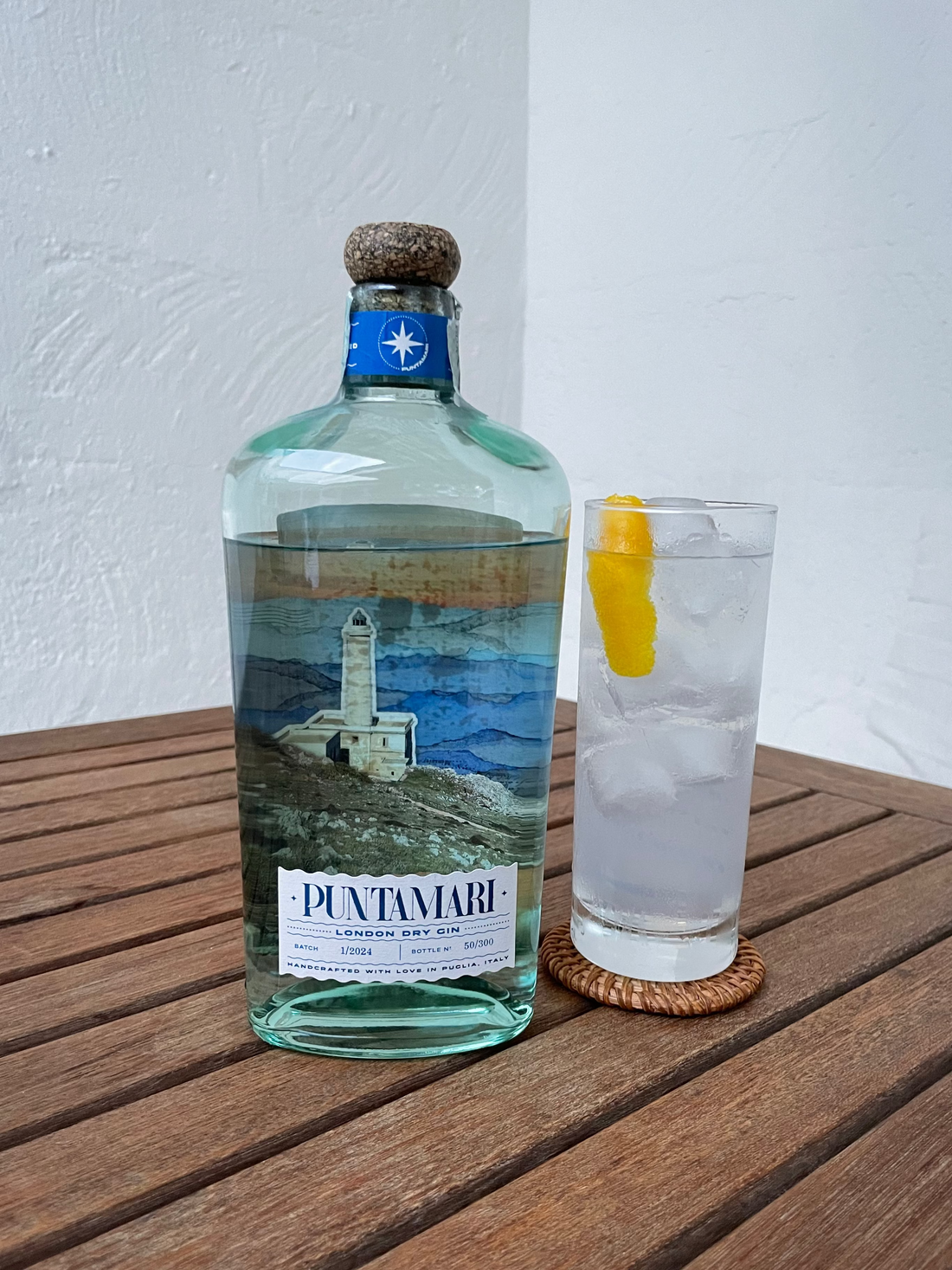 Gin Tonic con Puntamari e buccia di limone in tumbler alto