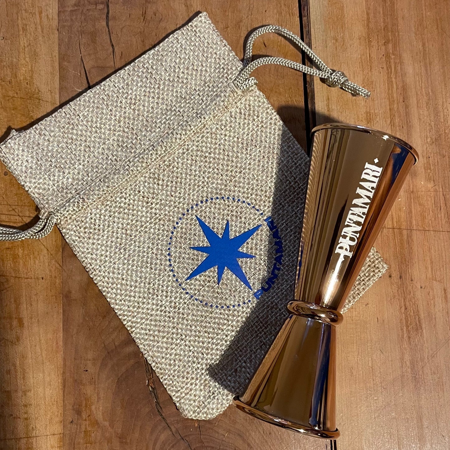 Jigger in rame e astuccio in cotone naturale Puntamari, accessori eco-friendly per un gin sostenibile italiano e artigianale pugliese