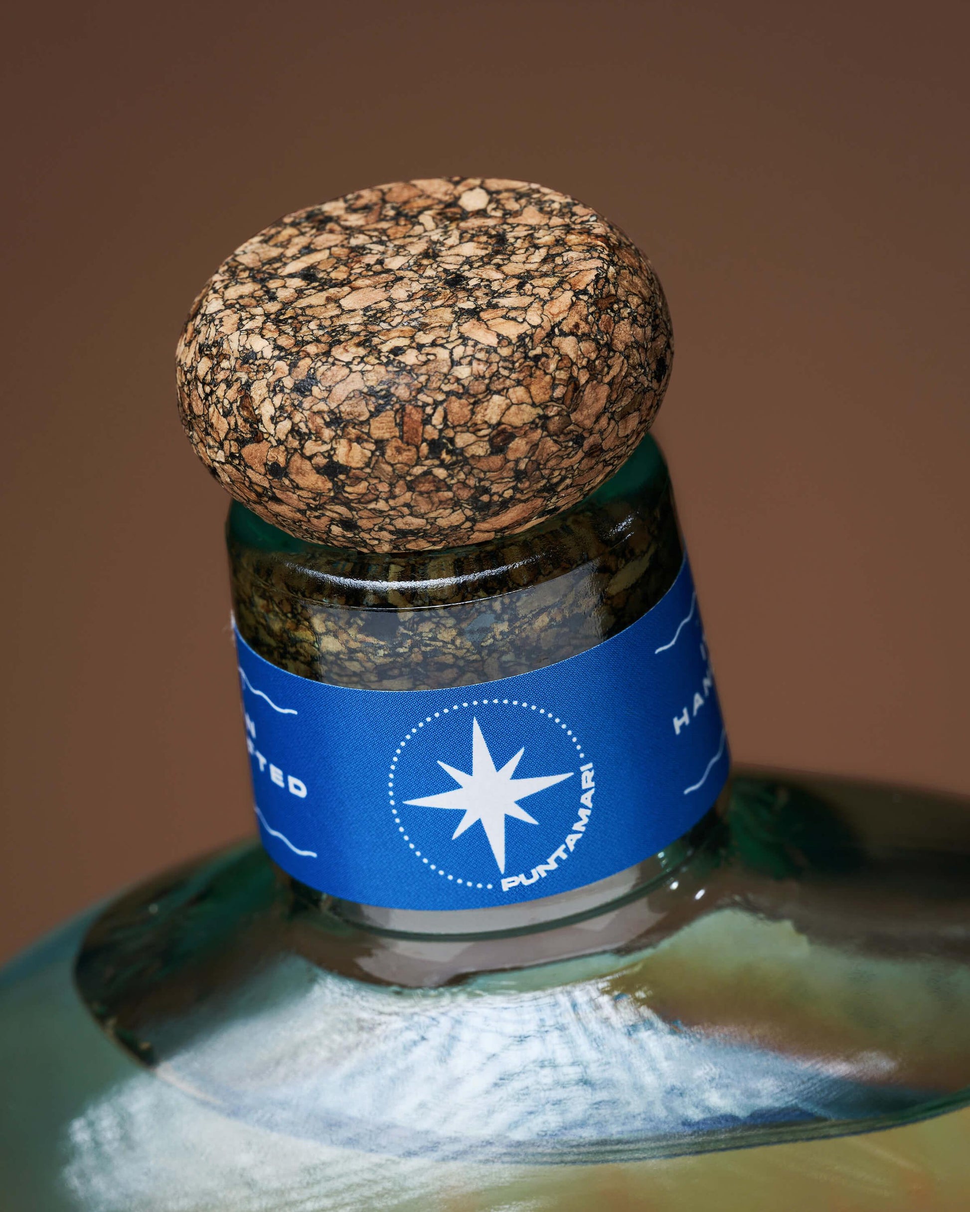 Dettaglio del tappo plastic free e chiusura eco-friendly di Puntamari, gin sostenibile italiano e artigianale