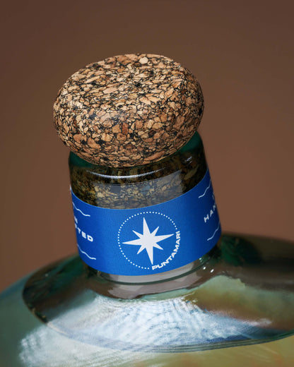 Dettaglio del tappo plastic free e chiusura eco-friendly di Puntamari, gin sostenibile italiano e artigianale