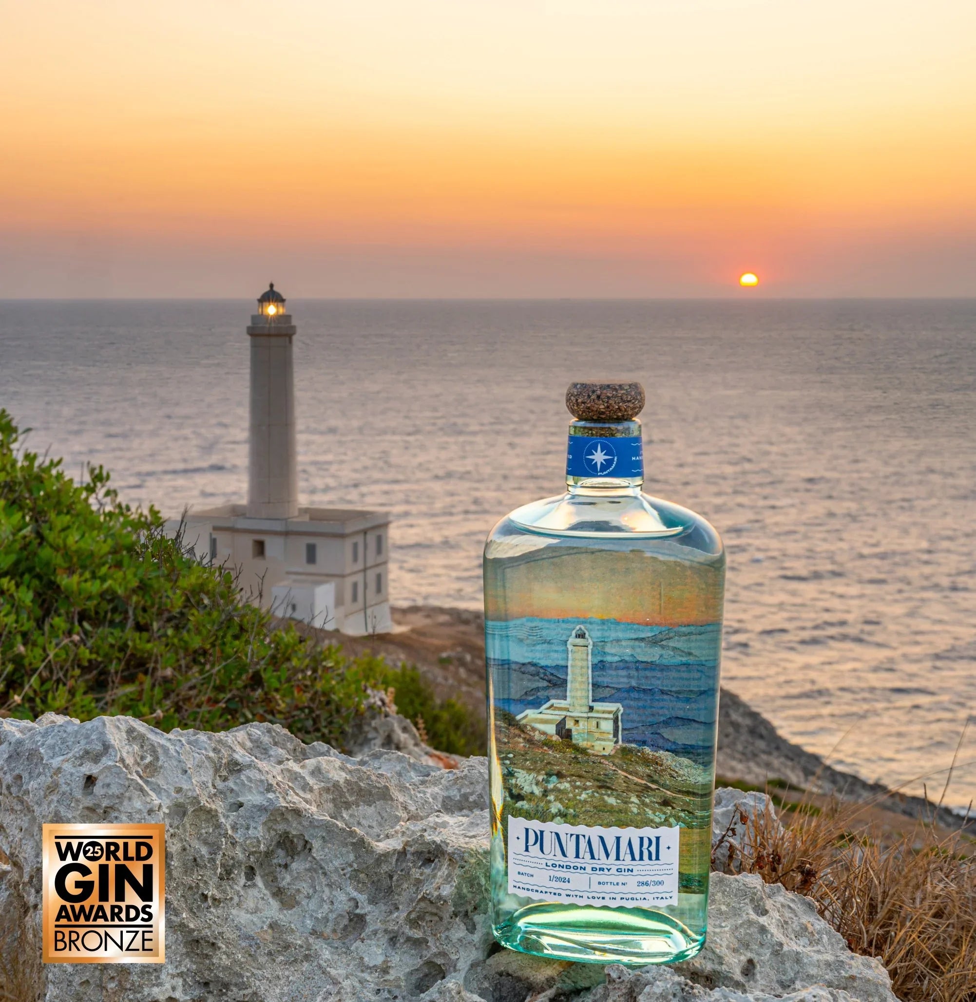 Bottiglia di Puntamari, gin pugliese artigianale, fotografata al'alta presso il Faro di Punta Palascia a Otranto