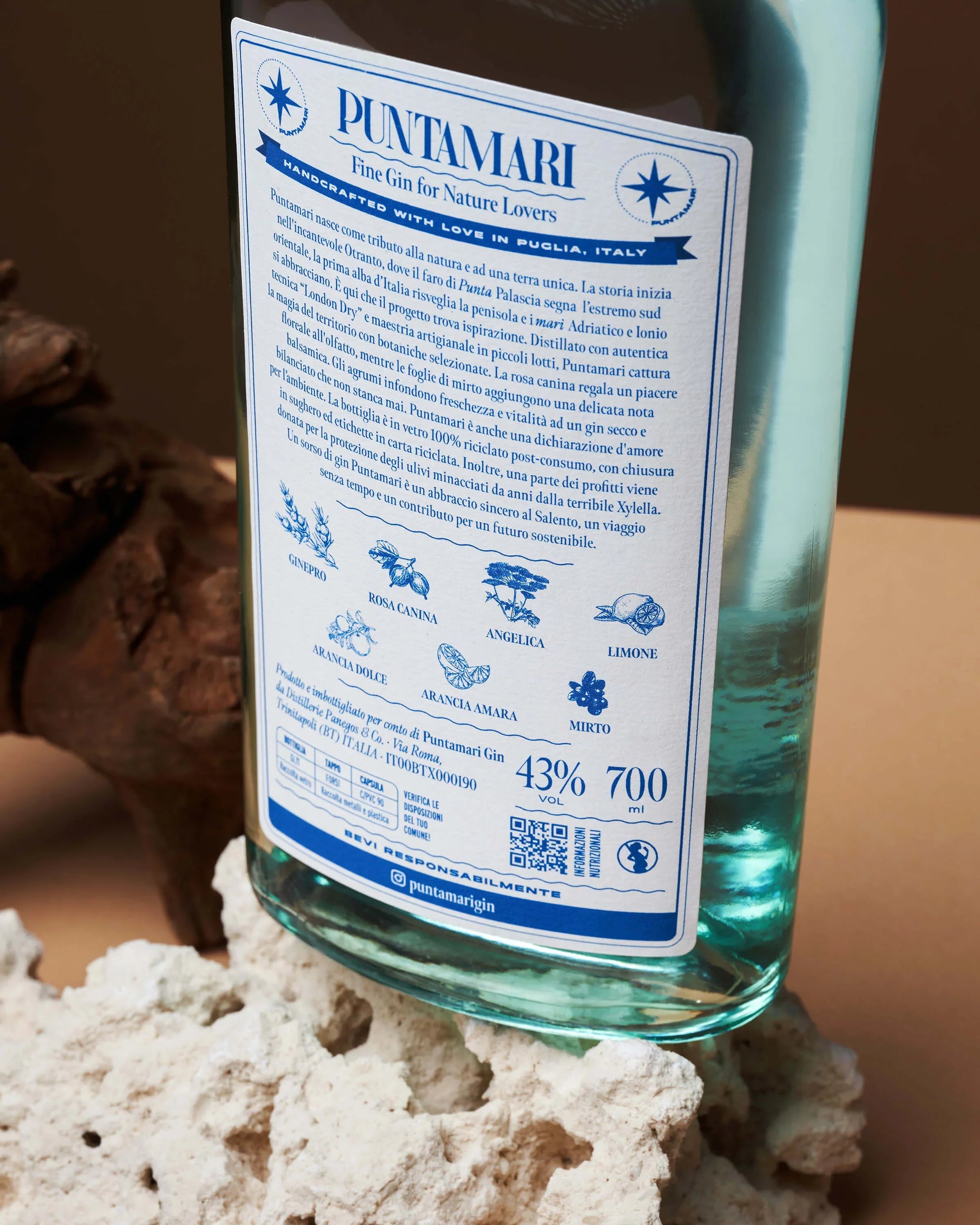 Etichetta eco-friendly di gin Puntamari, gin gin sostenibile italiano con botaniche naturali e carta 100% riciclata