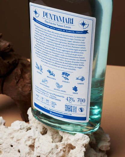 Etichetta eco-friendly di gin Puntamari, gin gin sostenibile italiano con botaniche naturali e carta 100% riciclata