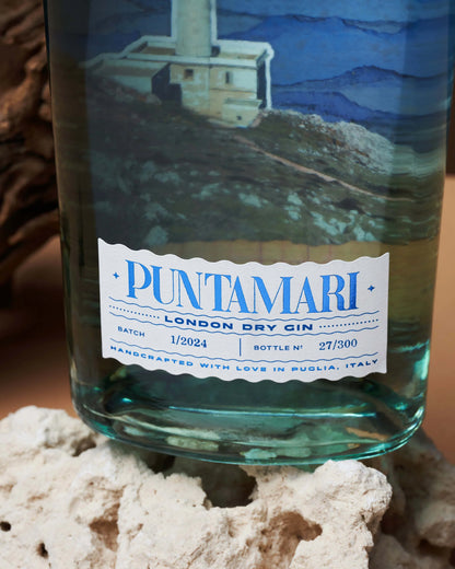 Bottiglia di gin Puntamari, un london dry italiano d'eccellenza. Etichetta del gin artigianale italiano prodotto e imbottigliato in Puglia, Italia