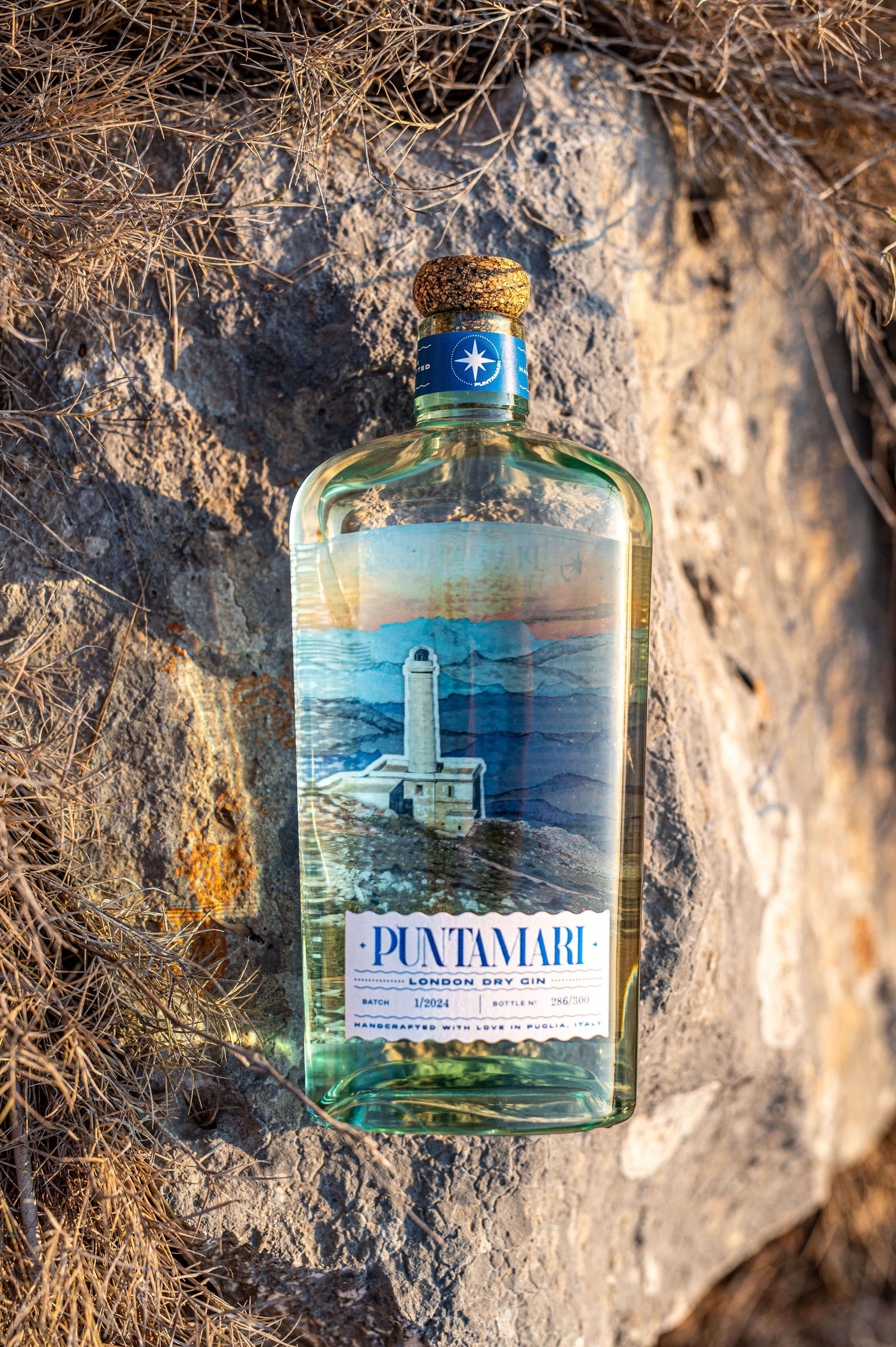 Bottiglia di london dry italiano Puntamari su roccia del Salento, un gin artigianale italiano nato dalla macchia mediterranea pugliese