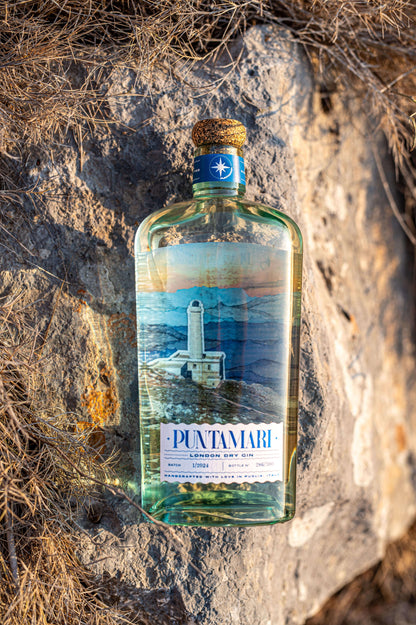 Bottiglia di london dry italiano Puntamari su roccia del Salento, un gin artigianale italiano nato dalla macchia mediterranea pugliese