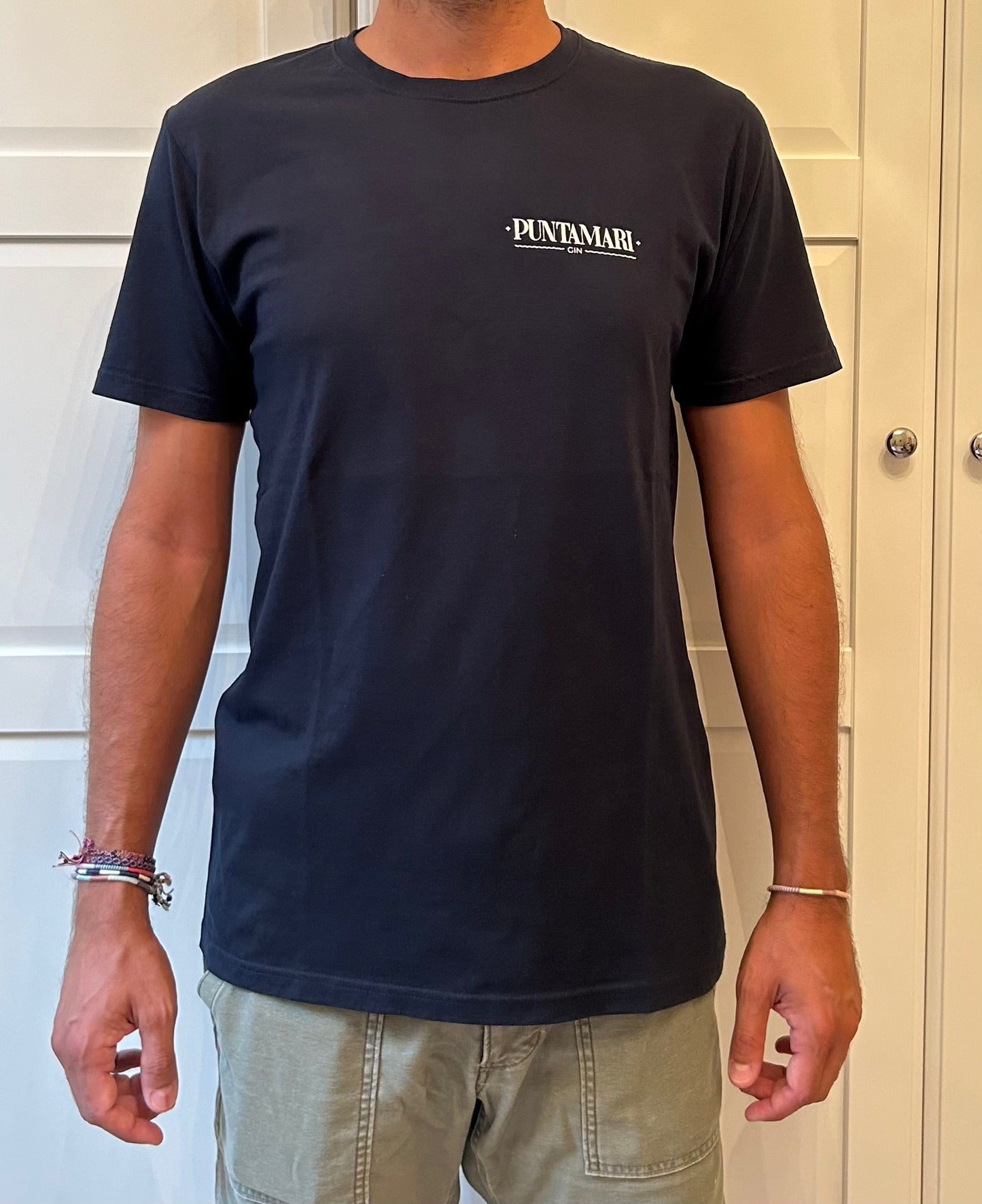 Uomo indossa la t-shirt in cotone 100% Puntamari serigrafata a mano, abbigliamento per un gin sostenibile italiano del Salento