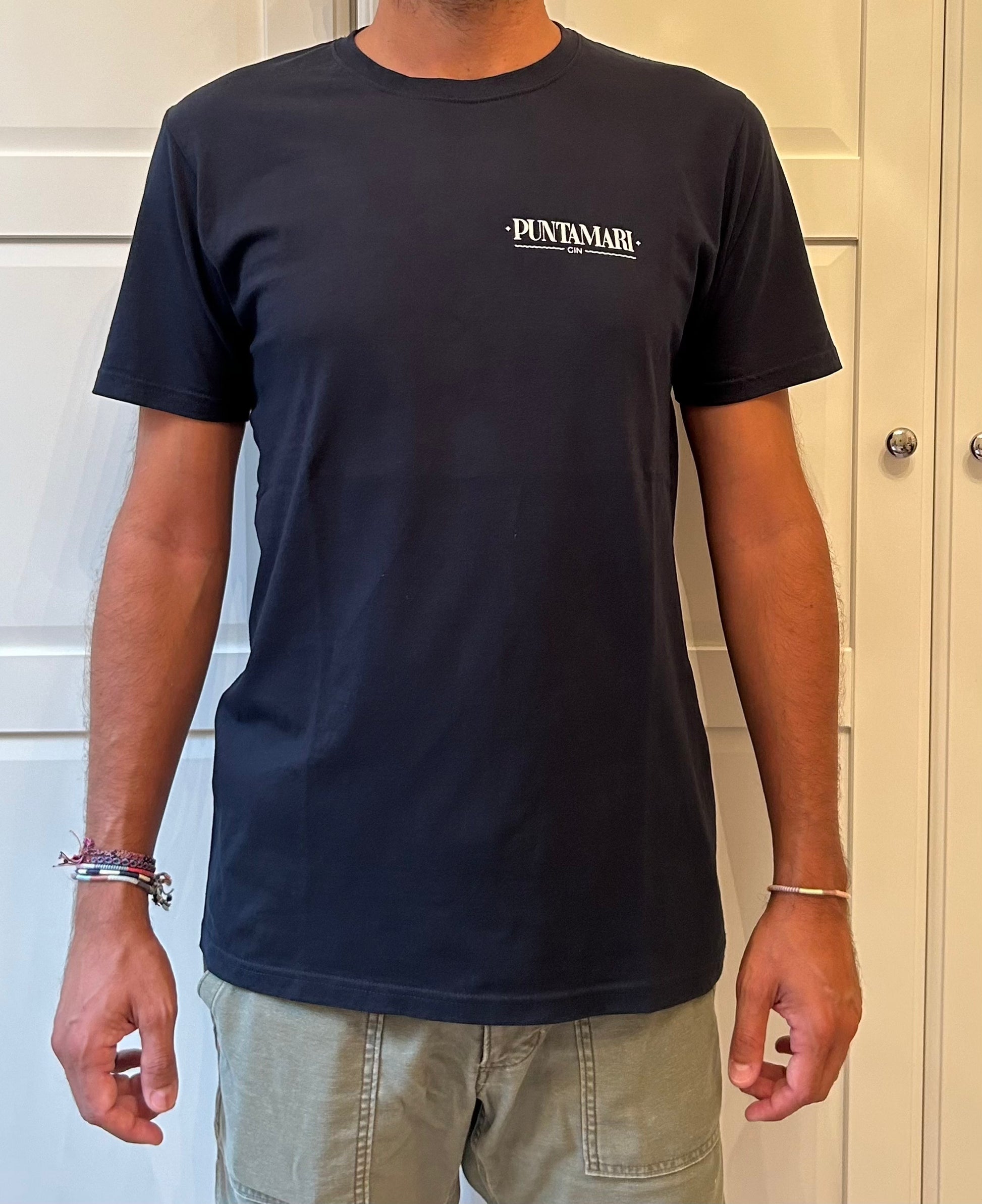 Uomo indossa la t-shirt in cotone 100% Puntamari serigrafata a mano, abbigliamento per un gin sostenibile italiano del Salento